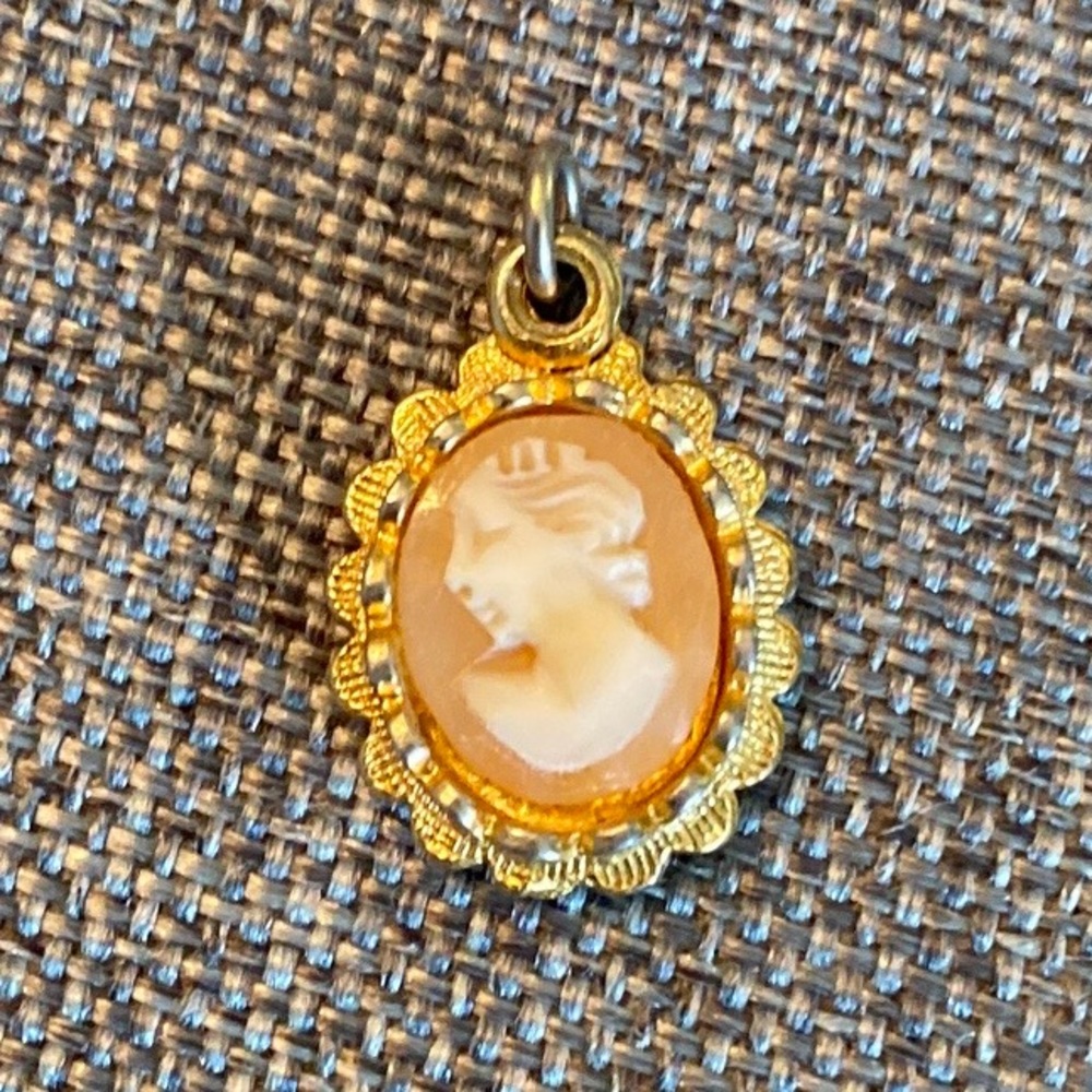VTG Hand-carved Petite Cameo Pendant